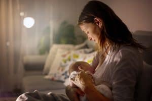 picture of a breastfeeding mother breastfeeding her baby while sick