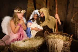 picture of 2 children recreating the live nativity scene