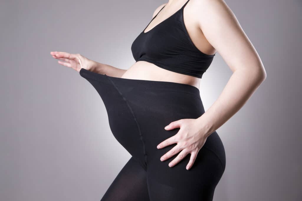 pregnant woman wearing maternity leggings