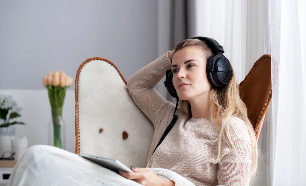 picture of a woman listening to an audiobook about homeschooling